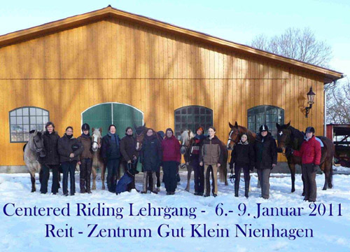 Teilnehmer des Centered Riding Trainer Lehrganges vom 6.-9.Januar 2011 auf Gut Klein Nienhagen v.l.n.r. Maria Kalde aus Hamburg, Florentina Maurer aus Wien (Update), Jana Widdecke, Angelkia Engberg, Anne Hülsenbeck, Franziska Müller aus Potsdam, Nicole Brenk, Susanne Kronenberg (Update), Doris Münster aus Finnland, Stephanie Mieß-Dunger, Bianca Glöe (Update) und Luise Gericke. Foto: privat